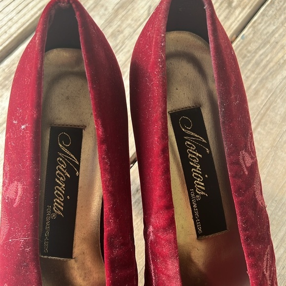 Vintage Notorious For Bakers Leeds Maroon Wine Velvet Kitten Heels Size 10B - Picture 3 of 12